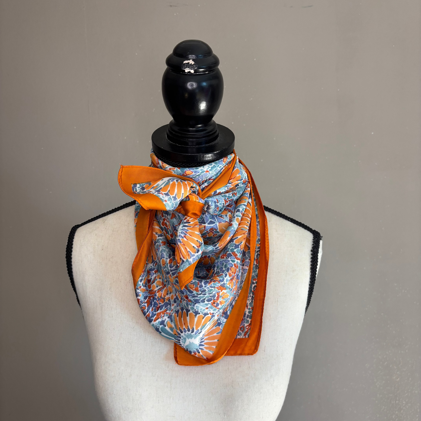 Petit foulard orange motifs mosaïque