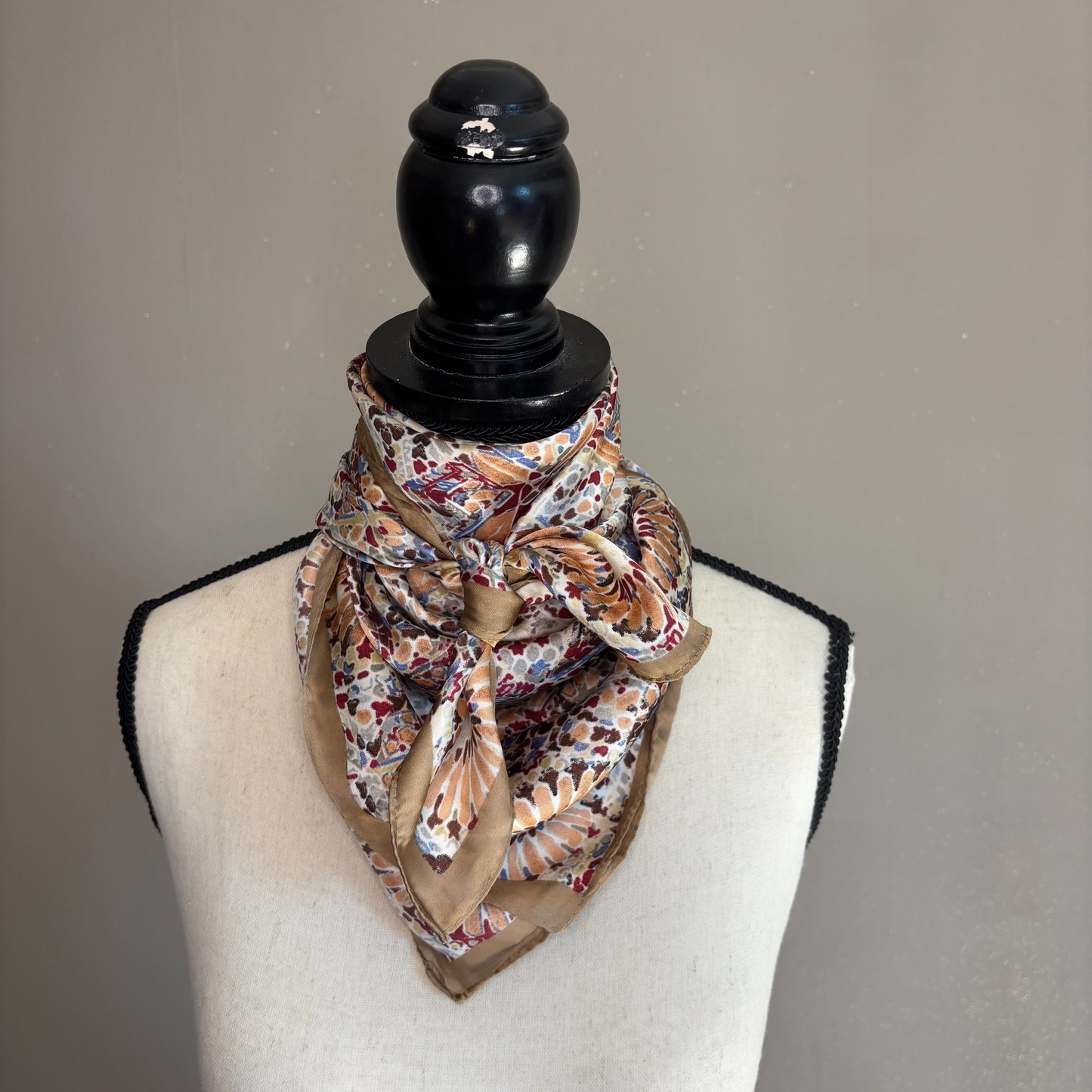 Petit foulard brun motifs mosaïque